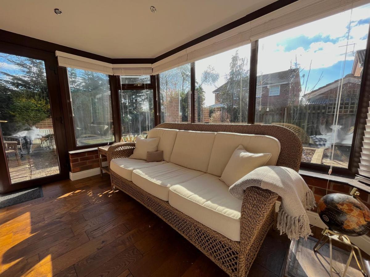 Stunning Beverley Bungalow W Fireplace, Private Parking, And Garden 外观 照片